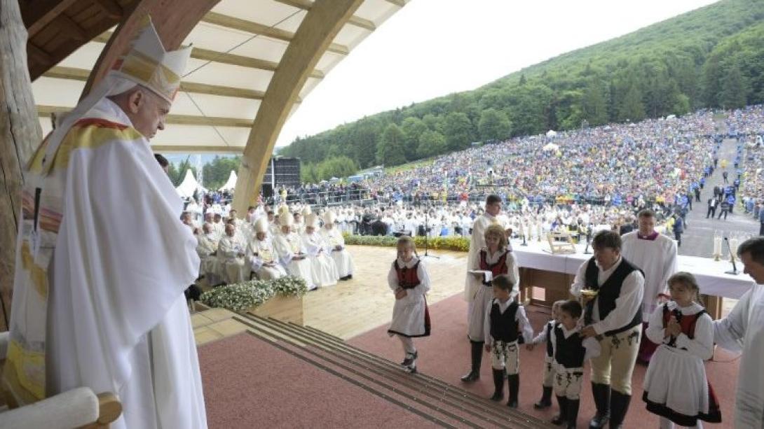 Pápalátogatás és pápai üzenetek továbbgondolása