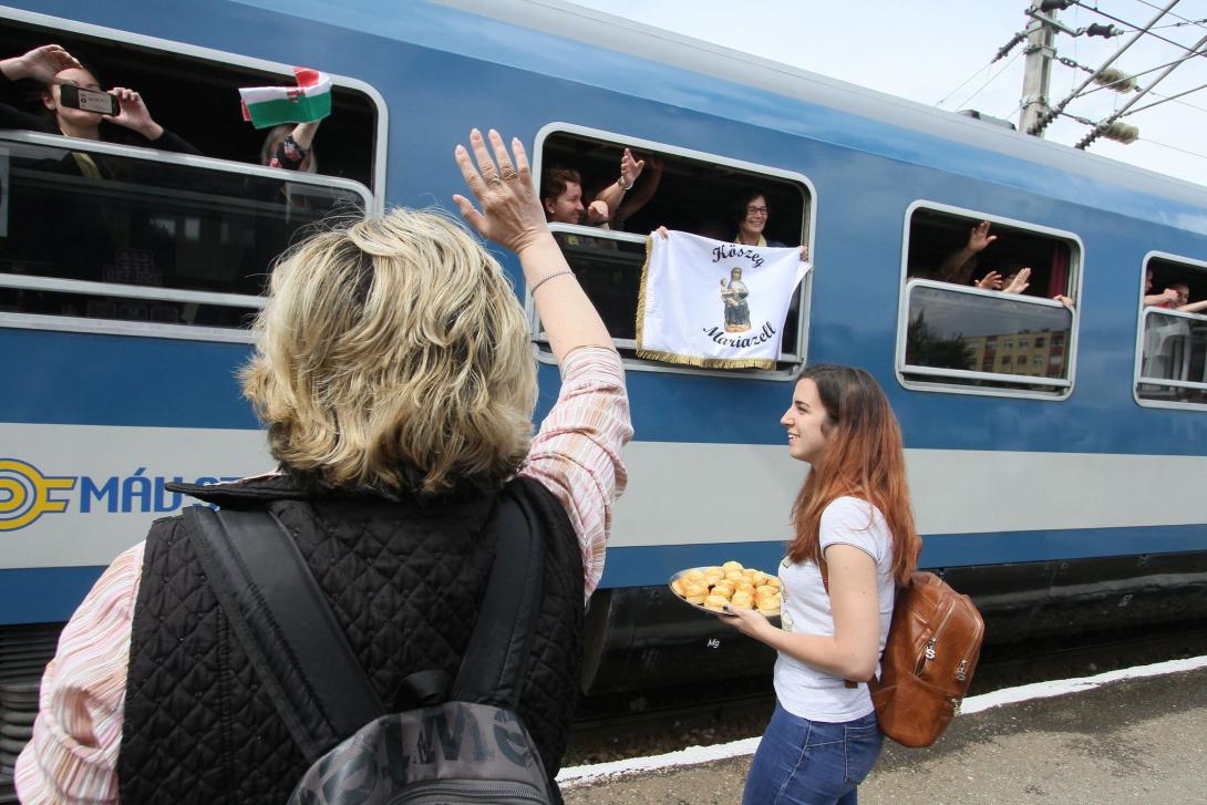 Üdvözölték a Nagyboldogasszony zarándokvonat utasait