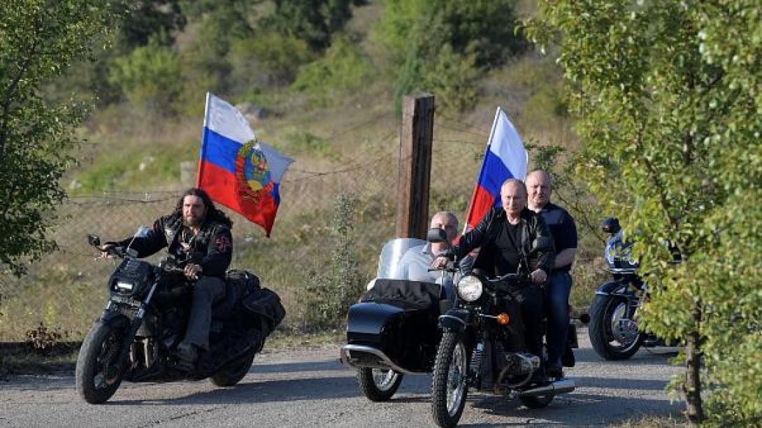 Feljelentették Putyint sisak nélküli motorozásért