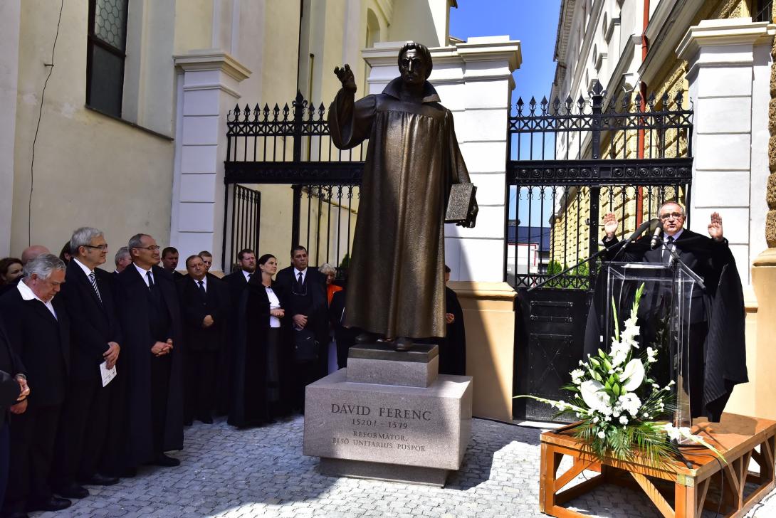 Felavatták Dávid Ferencnek, az unitárius egyház alapítójának kolozsvári szobrát