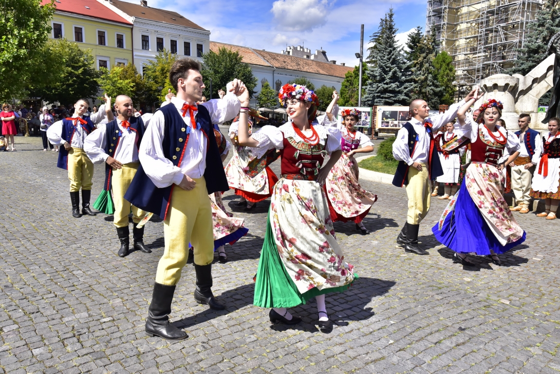 Nemzetközi tánckavalkád Kolozsvár Főterén