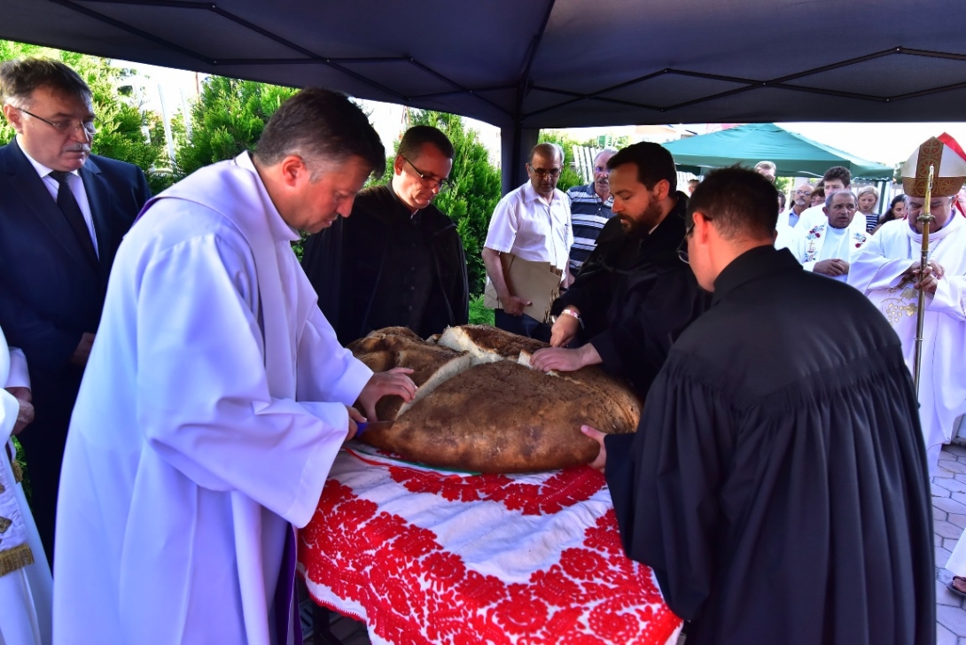 Orgonaszentelés, kenyéráldás Szent István ünnepén