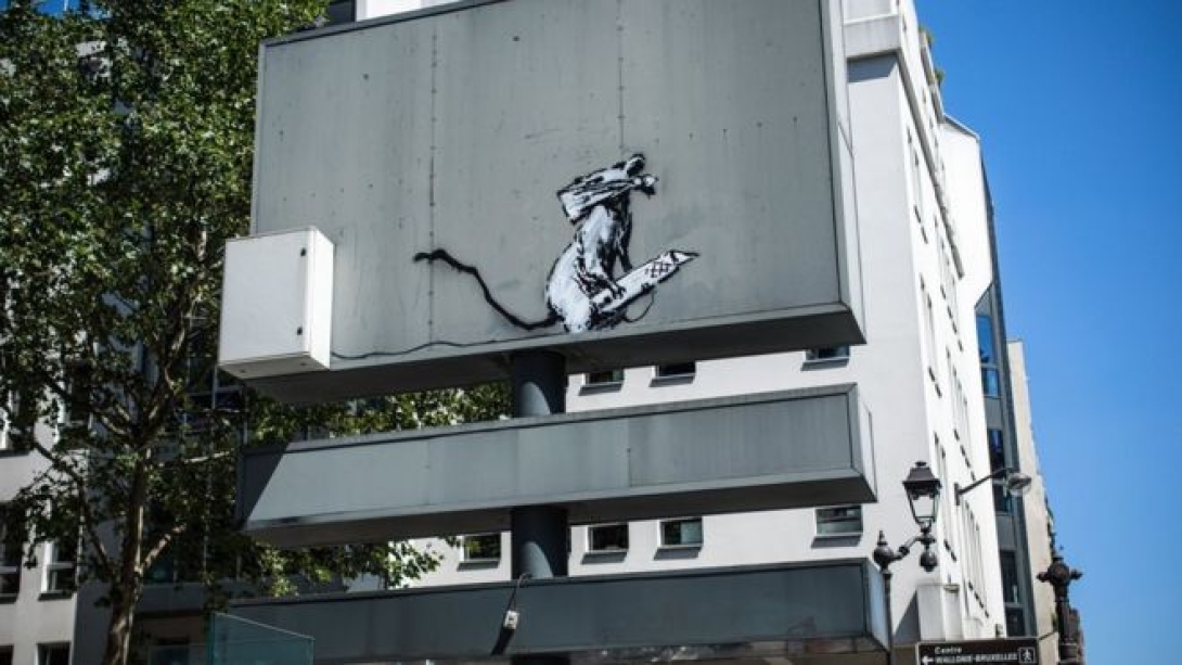 Elloptak egy Banksy-graffitit a párizsi Pompidou Központ közeléből