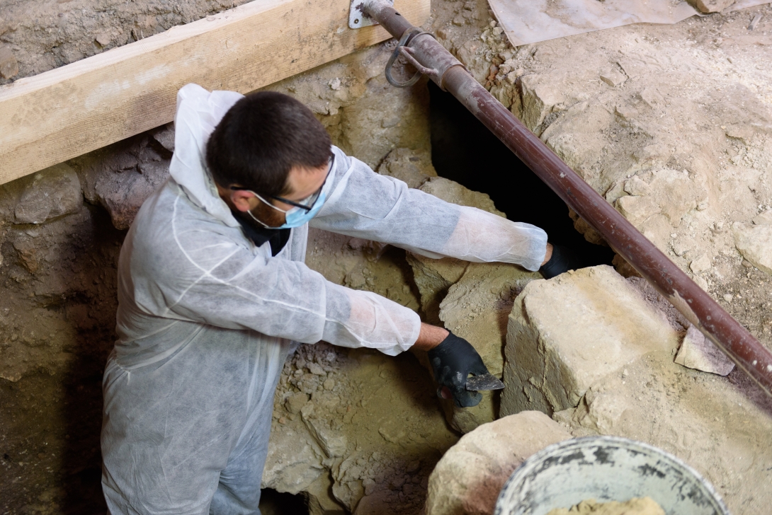 Érintetlen kriptát találtak a bánffyhunyadi református templomban