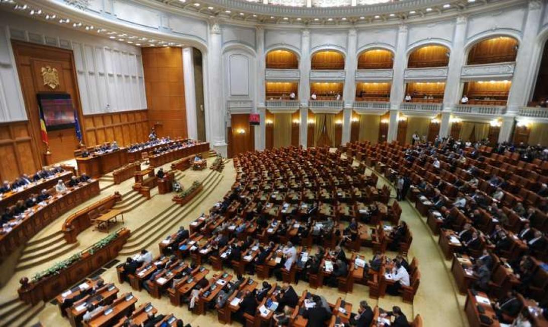 Csaknem üres parlament előtt  olvasták fel a bizalmatlansági indítványt