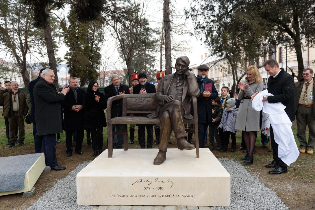 Zilahon felavatták Ady Endre egész alakos szobrát