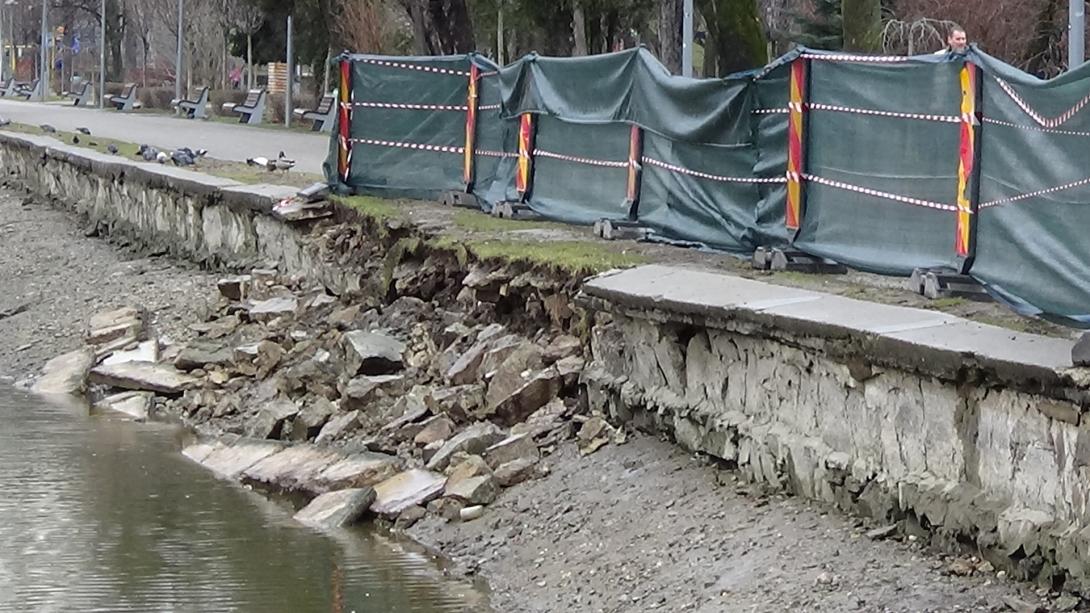 VIDEÓ - Beomlott a sétatéri tó partjának egy része