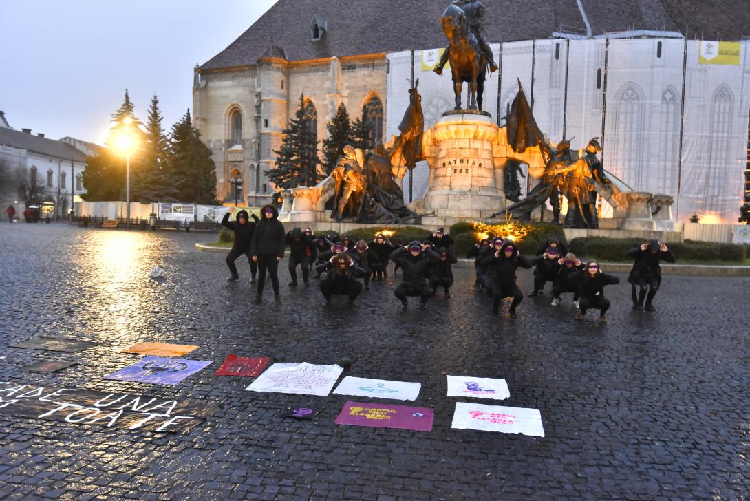 Nőnapi flashmob a Főtéren: „Ha egy elvész, mind elveszünk!”