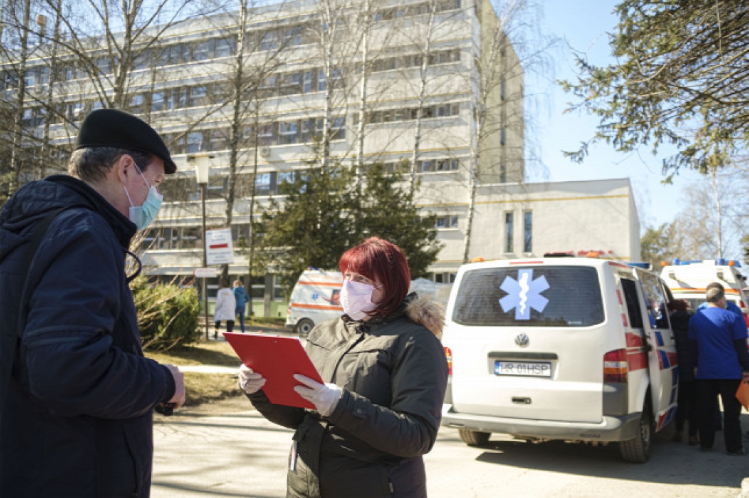 Mennyi a koronavírussal diagnosztizált személyek átlagéletkora?