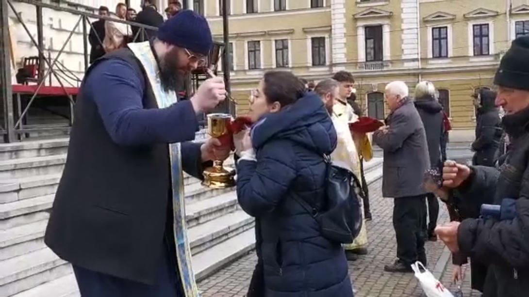 Feljelentették az egyetlen kanállal szájba áldoztató ortodox papokat