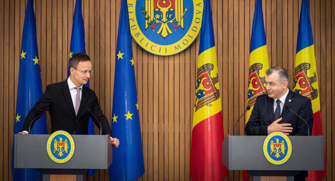 Szijjártó Péter  magyar külügyminiszter védőfelszerelés-szállítmányt kísért el Moldovába