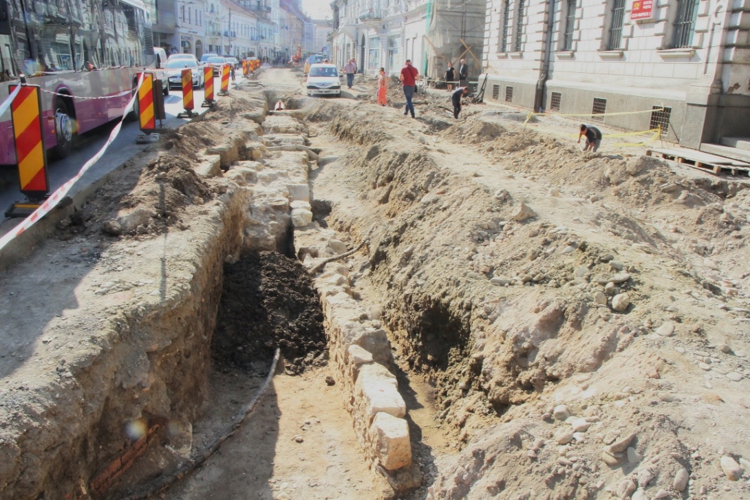 Bronztáblákkal jelölik a Híd utcai leletek helyét