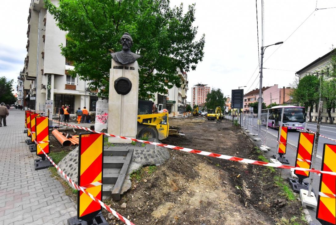 Átalakul a prefektúra előtti parkosított tér