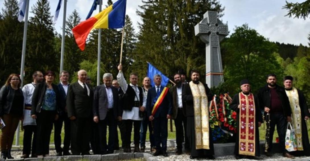 Román nacionalisták közel százfős csoportja ünnepelt az úzvölgyi katonatemetőben