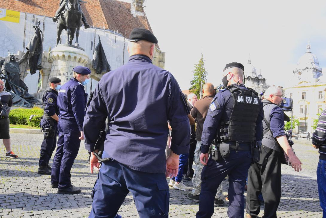 Főtéri koszorúzás „szurkolókkal”, csendőri segédlettel