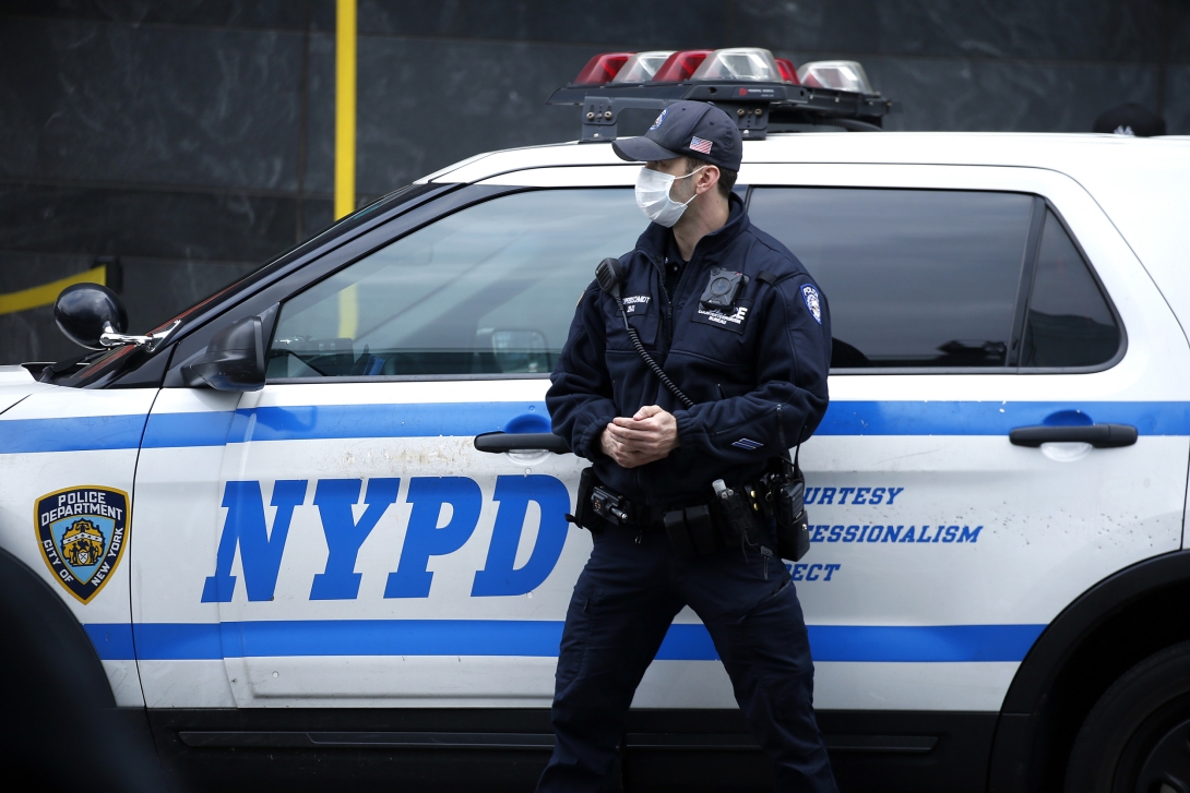New York kormányzója törvényeket írt alá a rendőrök felelősségre vonhatóságáról
