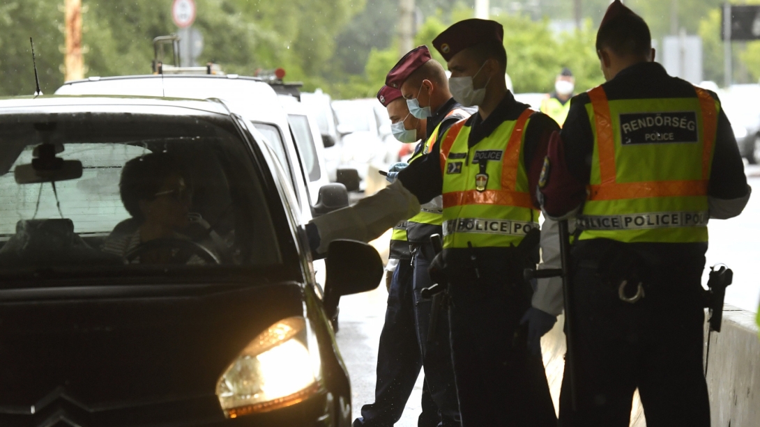 Tizenegy illegális migránst akart Ausztriába juttatni egy román sofőr