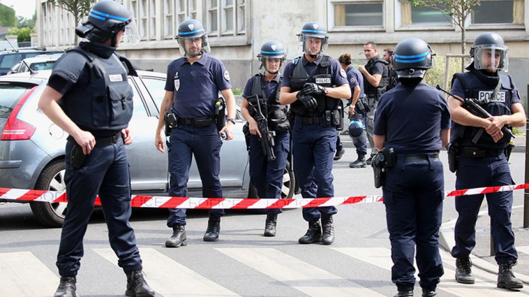 Több mint százezren tüntettek a francia nagyvárosokban, incidensek Párizsban