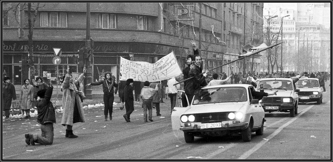 Bocsánatot kért a védelmi miniszter az 1989-es forradalom áldozatainak családjaitól