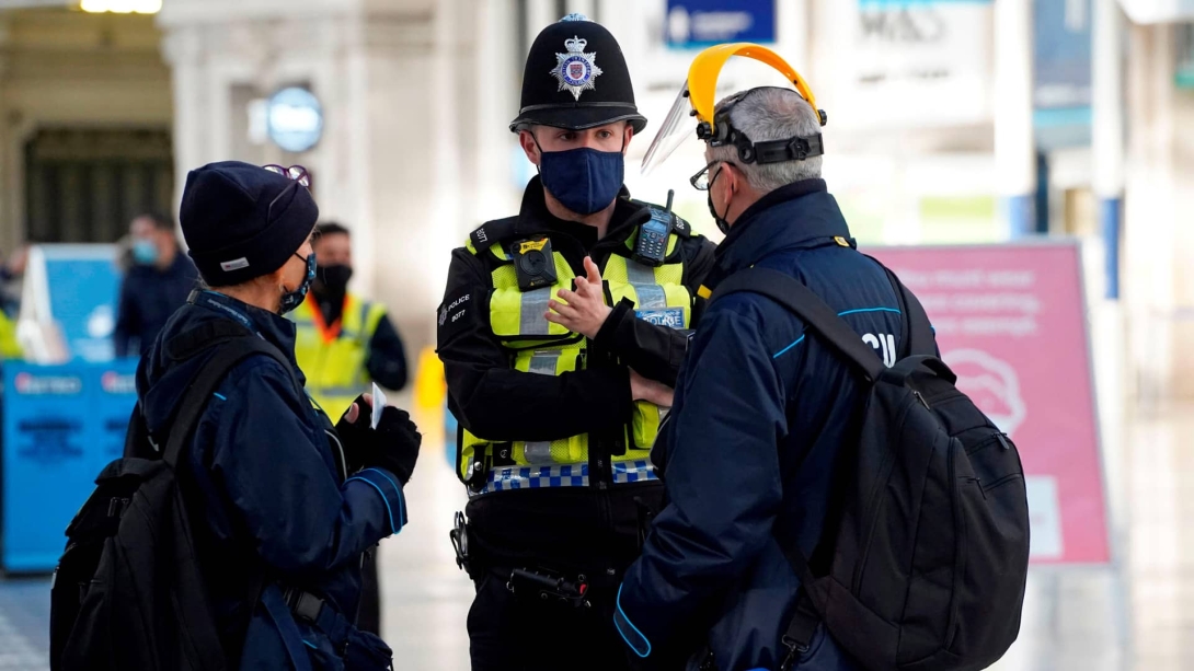 Jelentős szigorítások Londonban és a környező országrészekben – több ország felfüggeszti az  angliai repülőjáratok fogadását