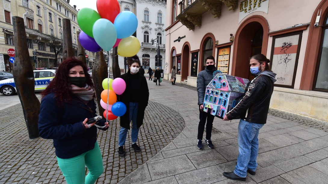 Papírból kő – „életre keltették” az egykori Farkas utcai színházépületet