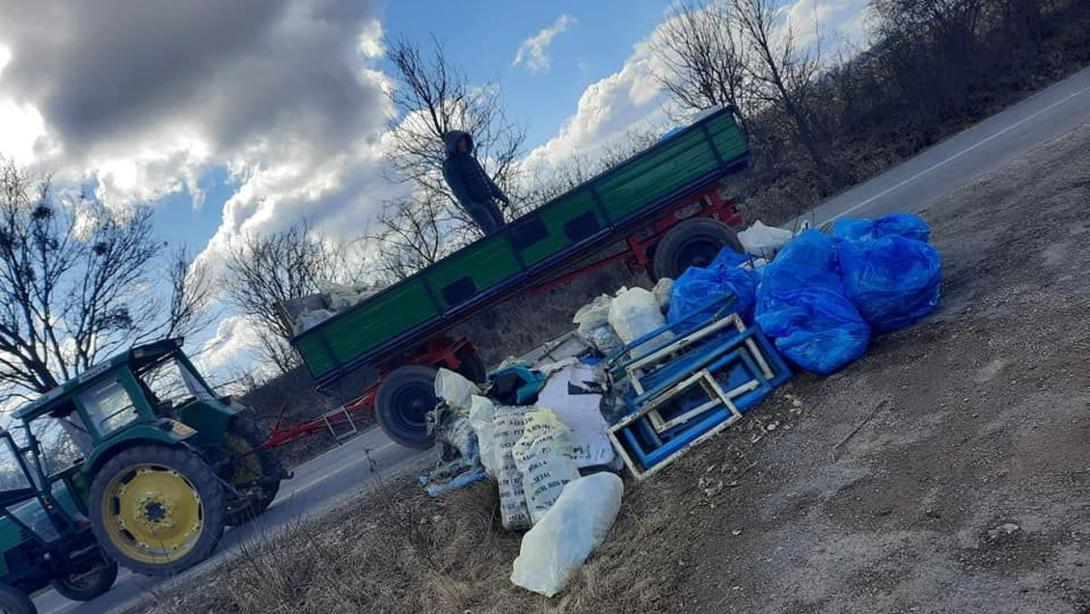 Ablakok, képernyők, drótok: 230 zsák szemét gyűlt Sárvásártól Farnasig