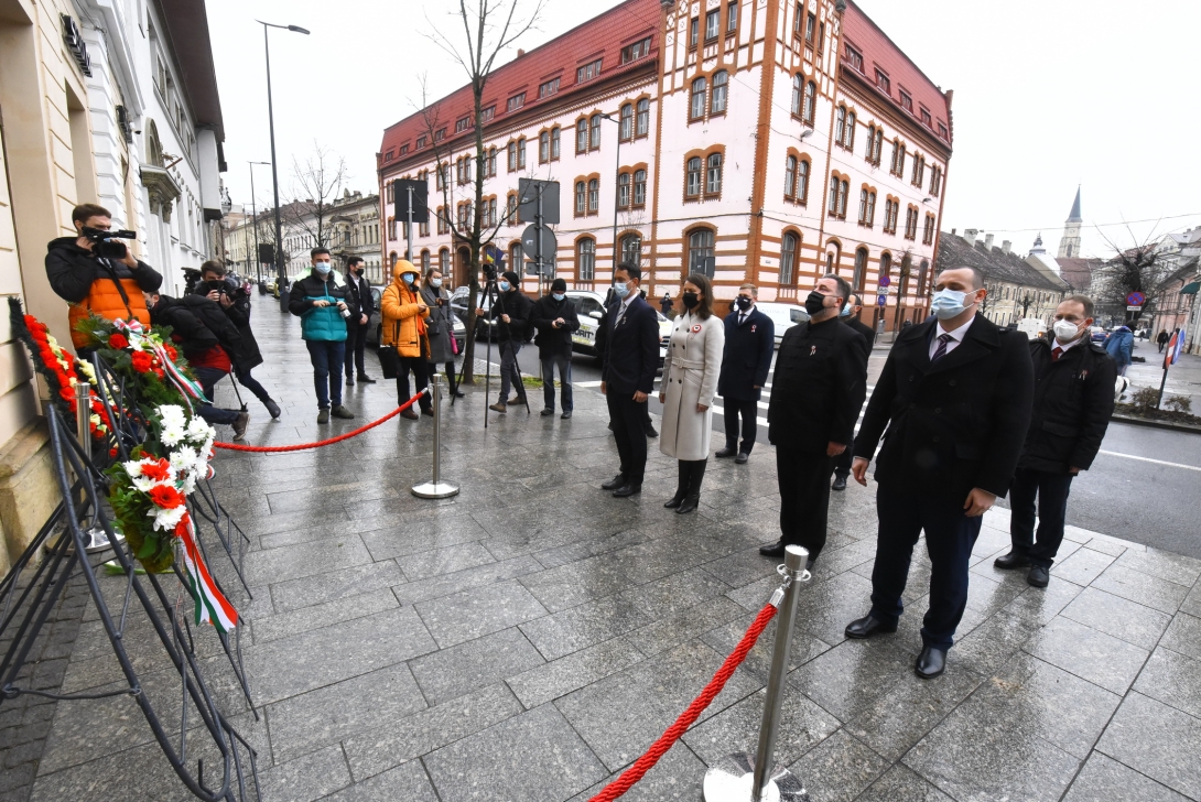 Szűk körű koszorúzás a volt Biasini szállodánál