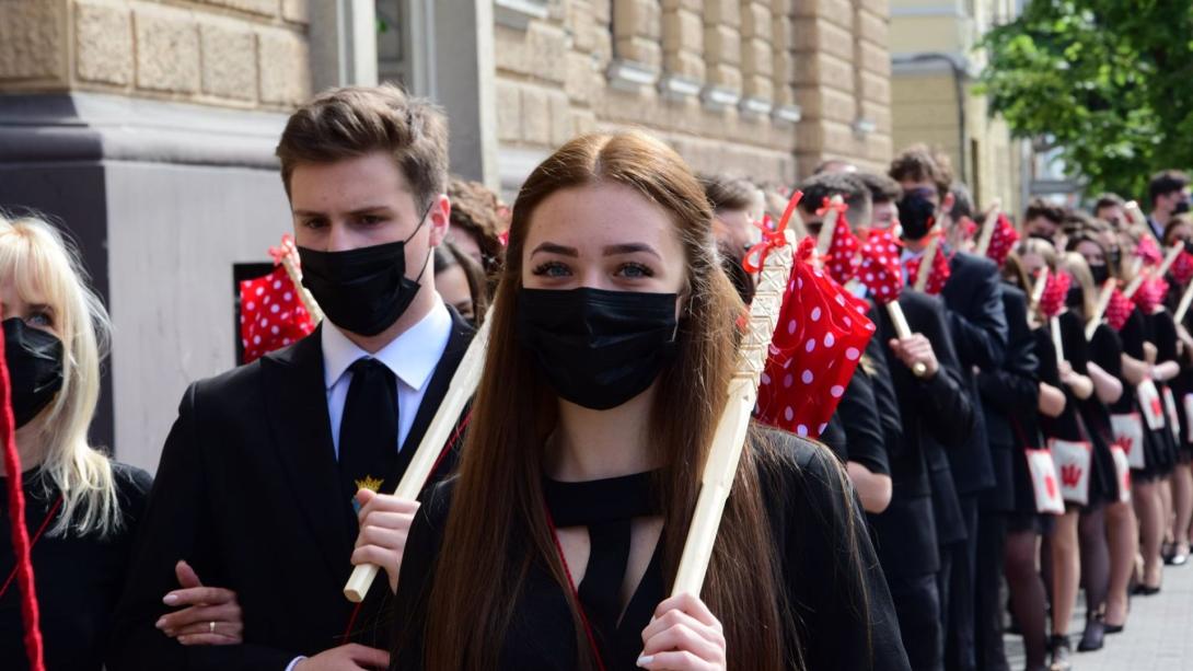 Még mindig nem az igazi, de élőben ballagtak a maturandusok