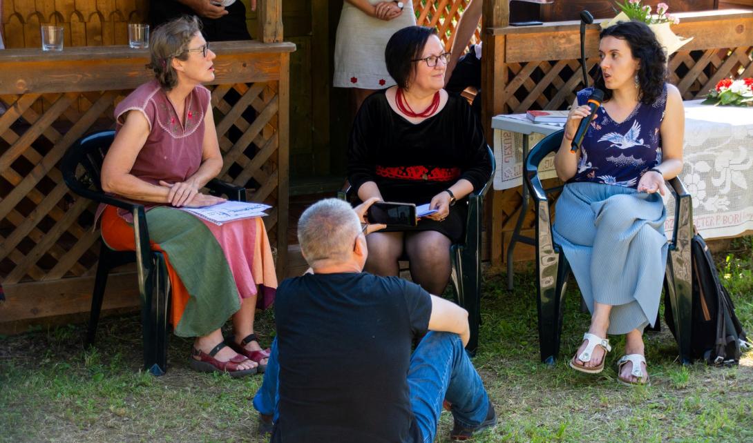 Ahol belevarrják a vászonba szívük értékeit, múltat, jelent és jövendőt