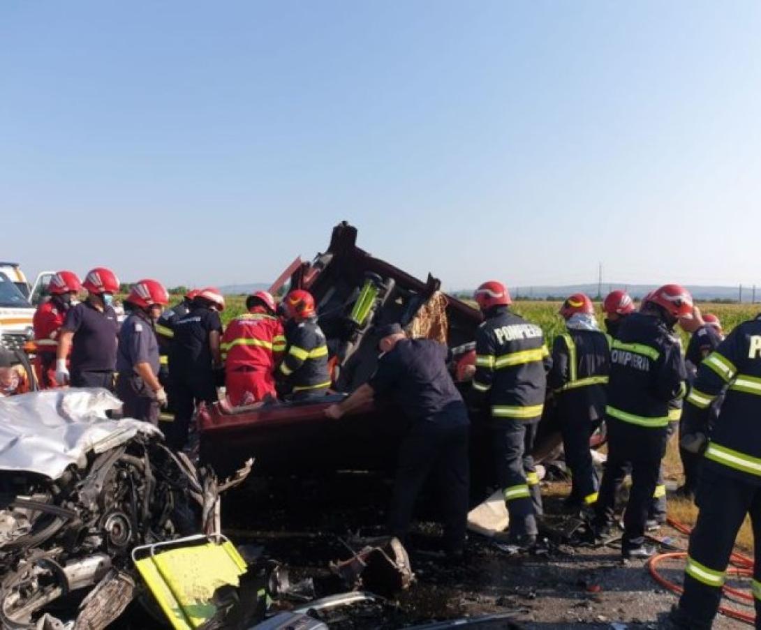 Öt felnőtt és két gyermek vesztette életét egy autóbalesetben