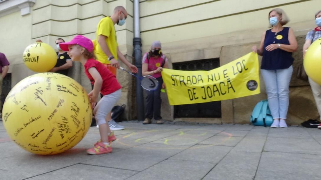 VIDEÓ - Tüntetés a kolozsvári városháza előtt: nyissák ki az iskolák udvarát!