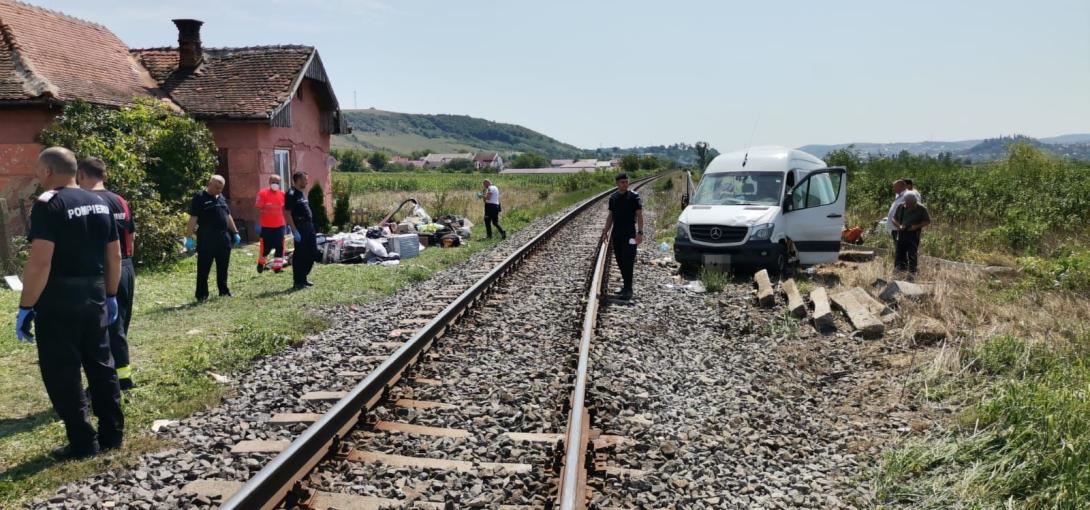 Vonattal ütközött egy kisbusz Alőrön