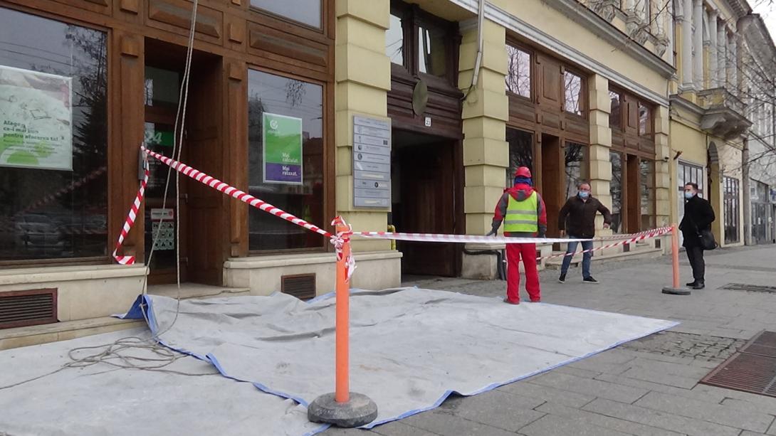 VIDEÓ – Ipari alpinisták kötélen lógva végeznek munkálatokat a magyar főkonzulátus épületén