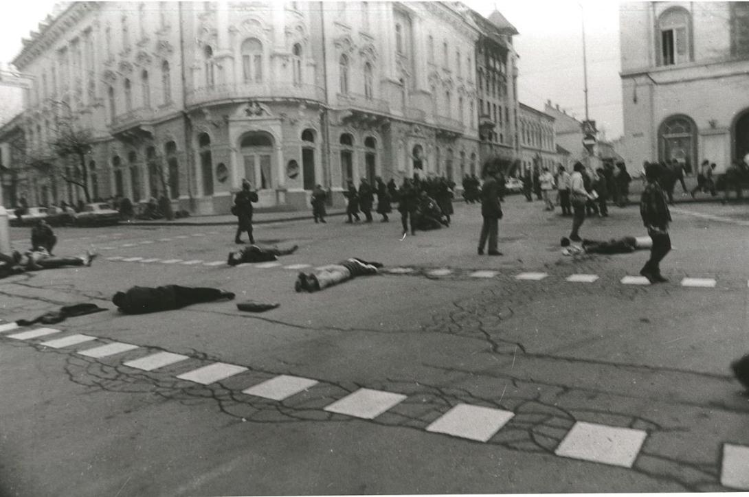 Gyertyagyújtás és pannó az 1989-es forradalom hőseiért