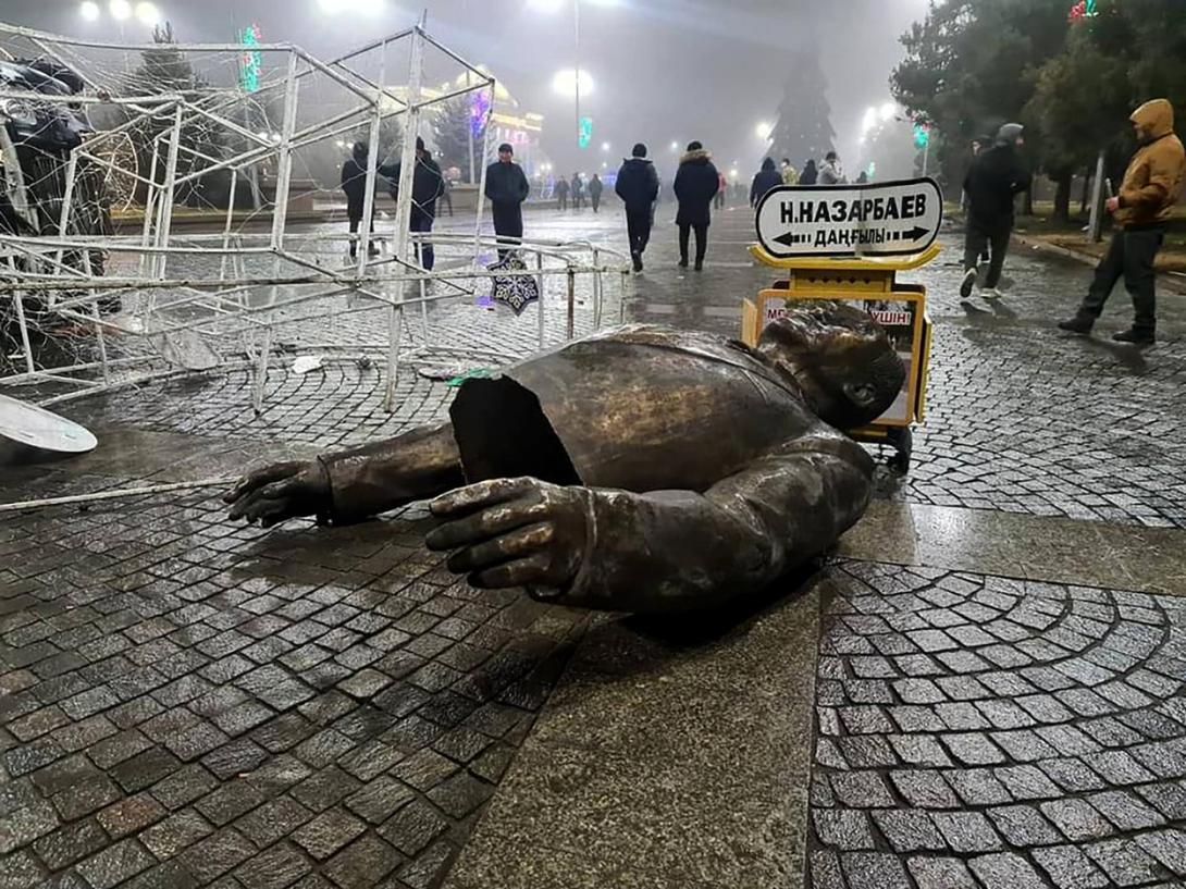 Felkeléssé fajultak a tüntetések Kazahsztánban