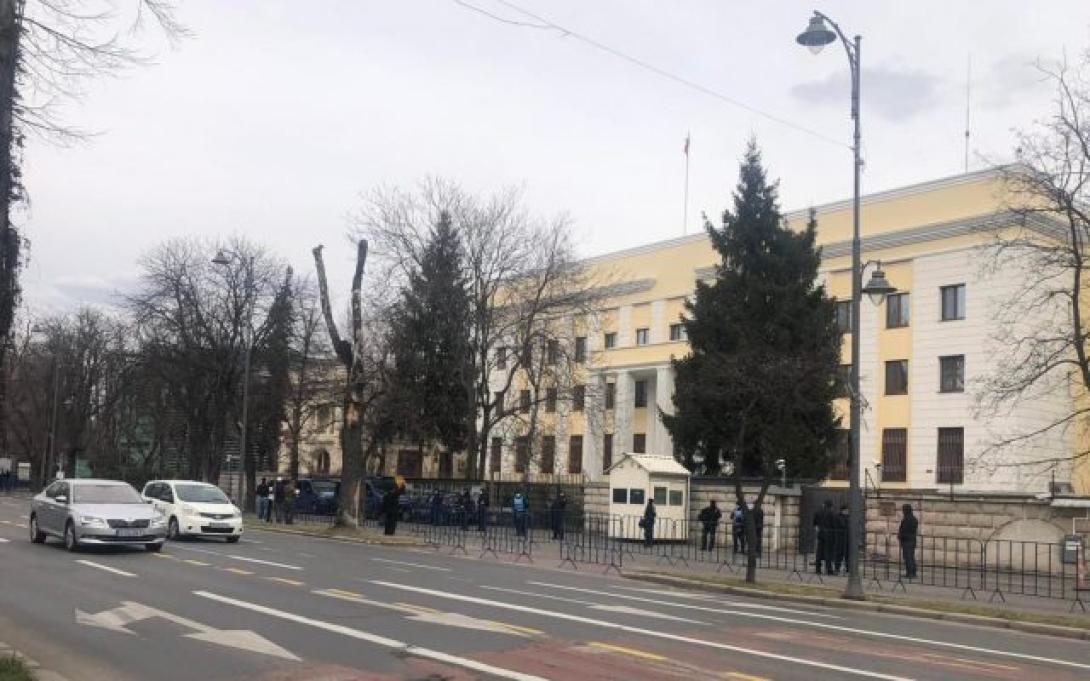 Személygépkocsi ütközött neki a bukaresti orosz nagykövetség kerítésének (FRISSíTVE)