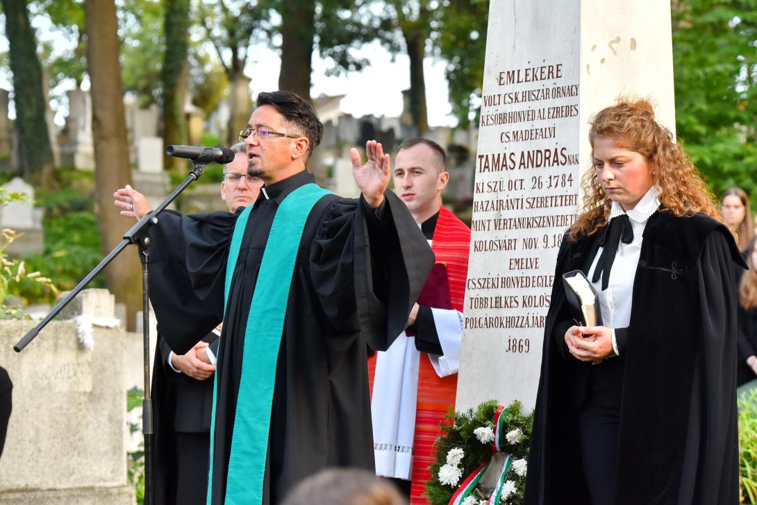 „Amikor az emberek elhallgatnak,  a kövek képesek beszélni”