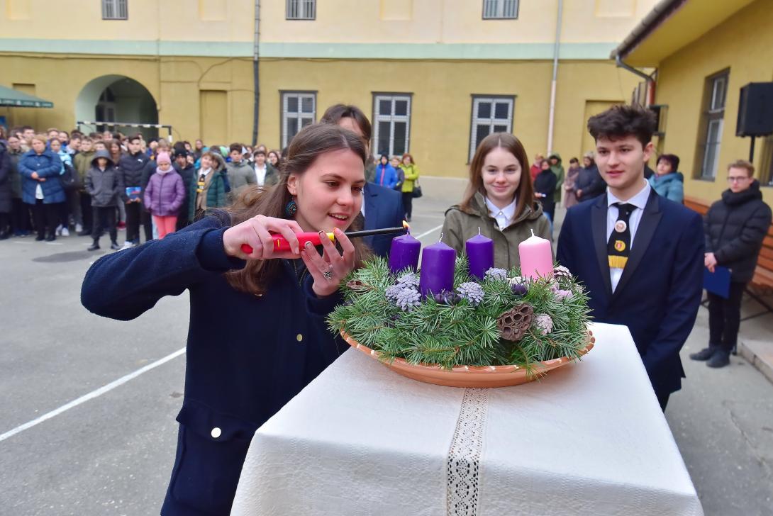 „Lángra gyúlt az első gyertya, nézd, hogy táncol fénye!”