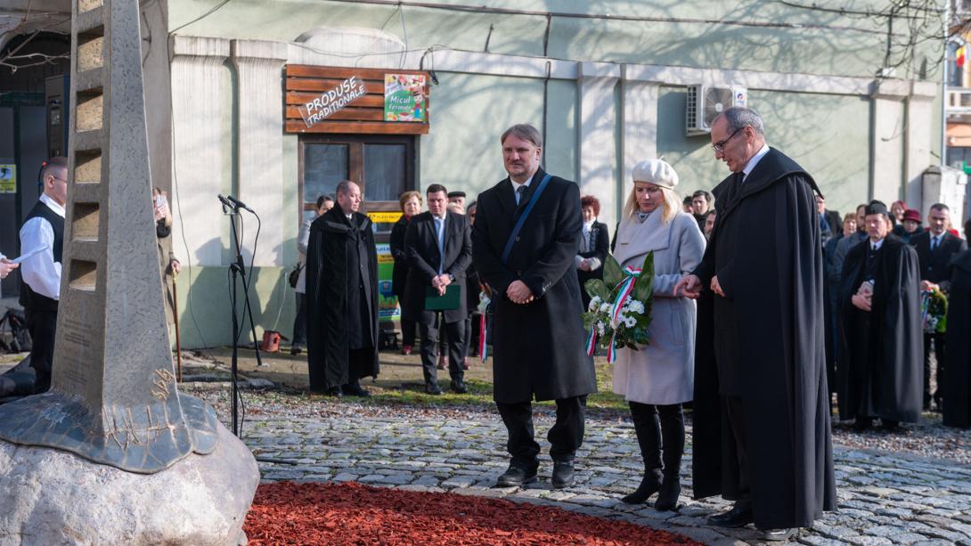 „A hit teremt, újjáépít társadalmat, közösséget”