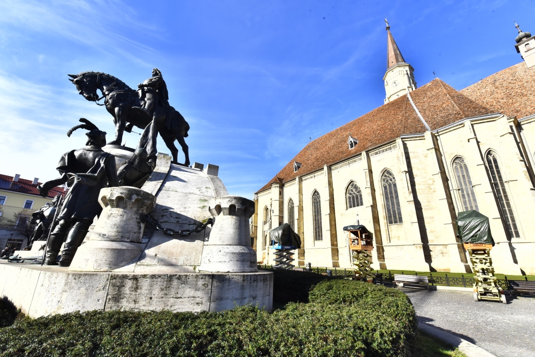 Tűzijátékra készülnek a Főtéren