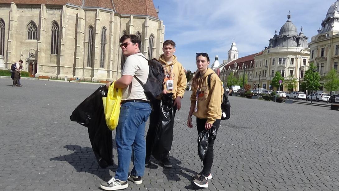 VIDEÓ – Ez igen! A KMDSZ önkéntesek felszedik a hulladékokat a Főtéren
