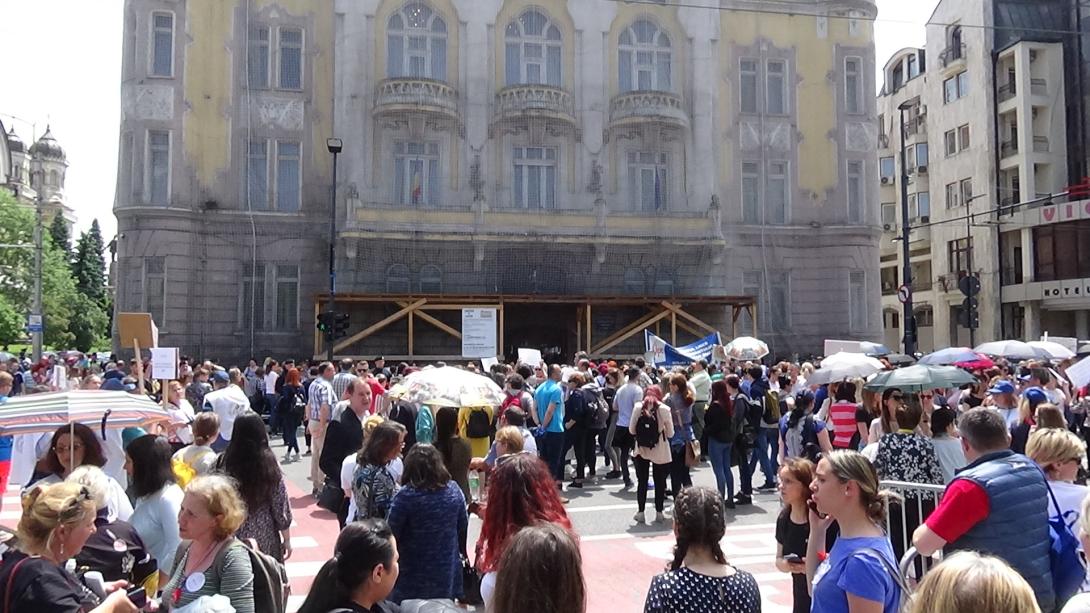 VIDEÓ – Tanárok sztrájkja a Kolozs megyei prefektúra előtt