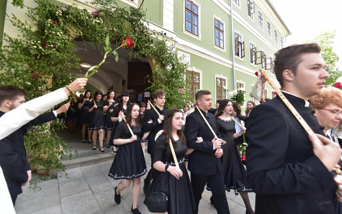 Tárgyi tudás mellett erkölcsi alapra is építkezhetnek a Kolozsvári Református Kollégium elballagott végzősei