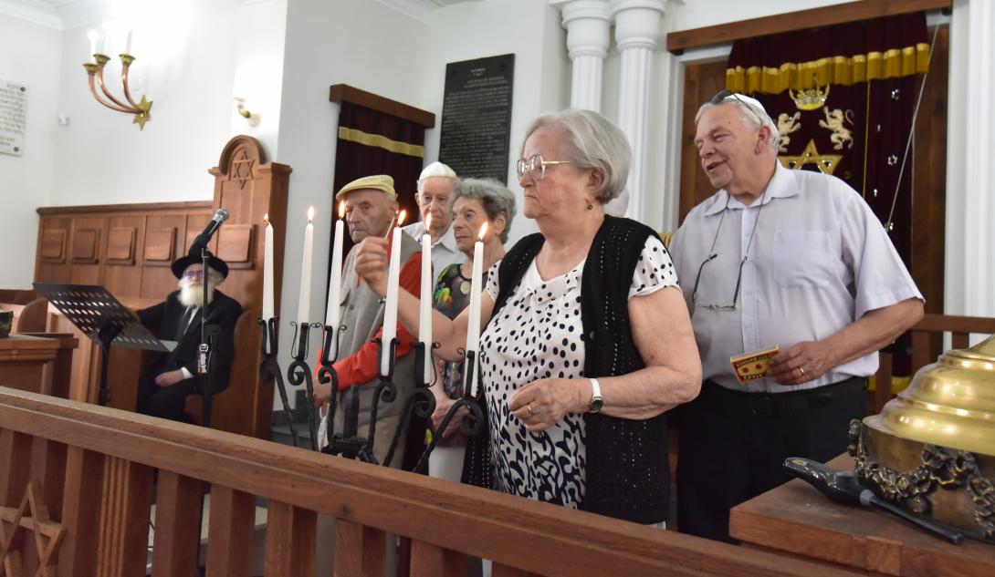 Túlélők gyújtottak gyertyát a holokauszt áldozatainak emlékére