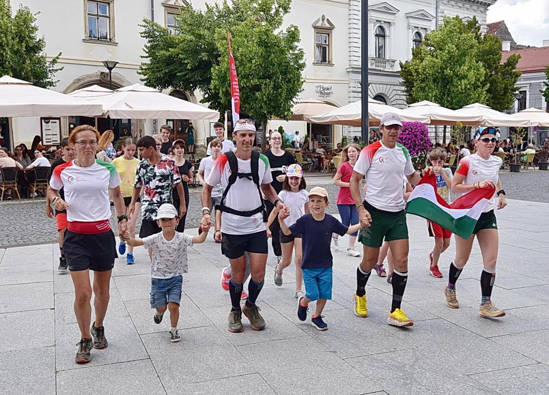 Kolozsvárra ért a jótékonysági futás, átadták a sportcipőket