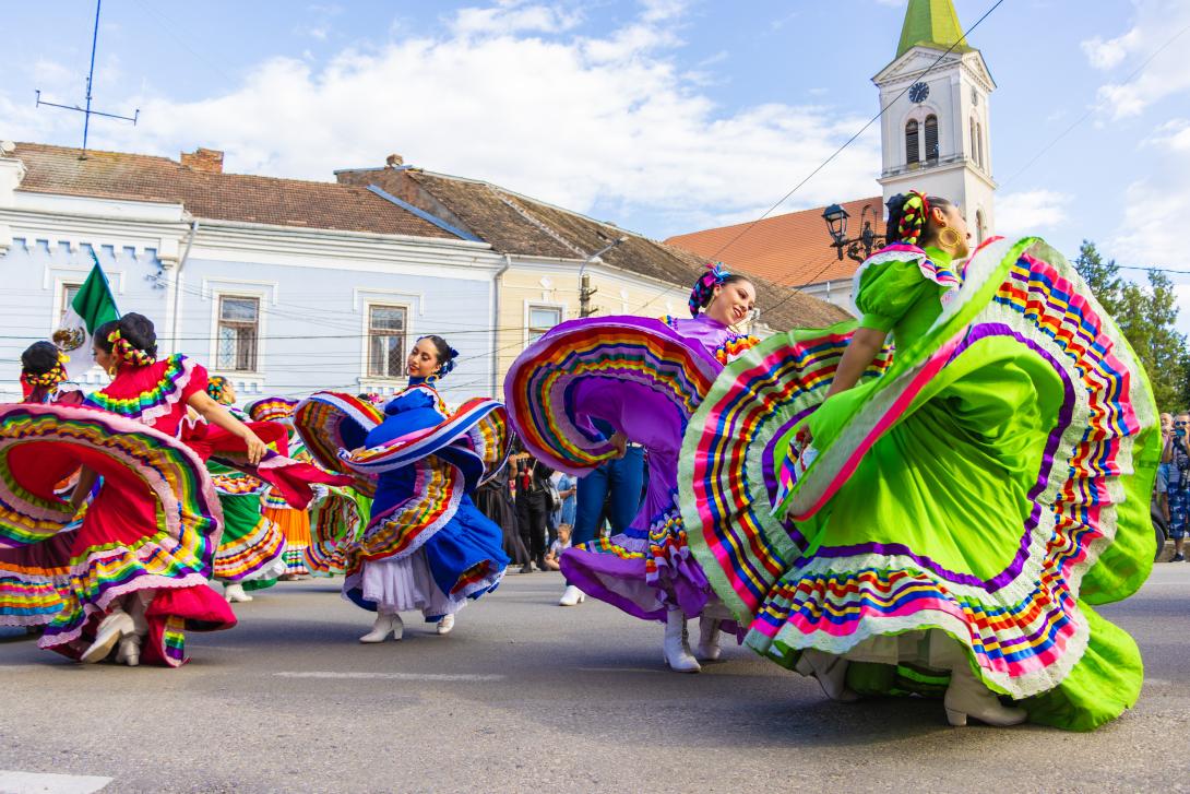 Három kontinens, kilenc ország, háromszáznál több néptáncos Nagyenyeden