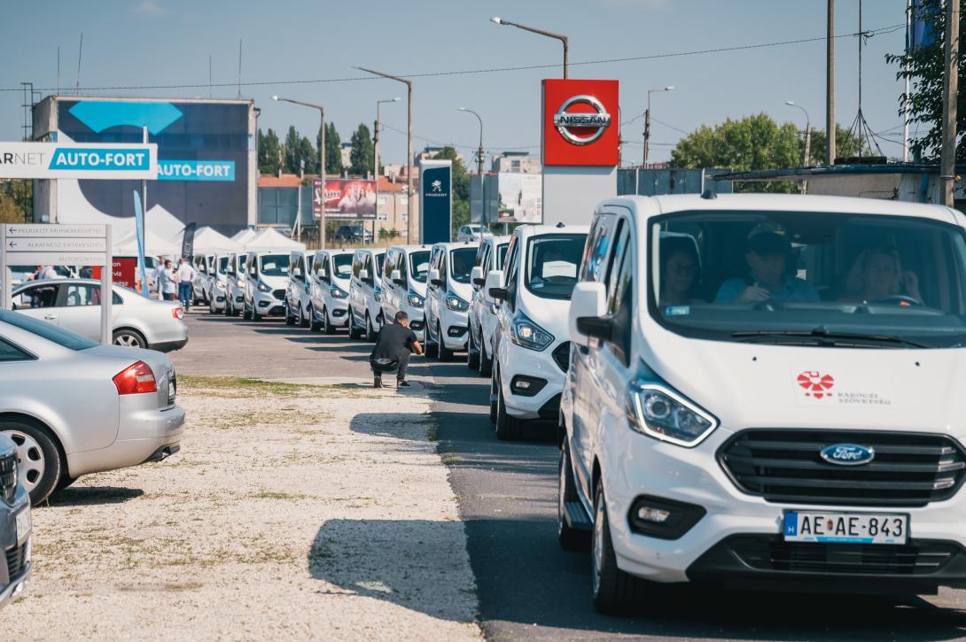 Harmincnyolc új iskolabusz az erdélyi magyar diákoknak