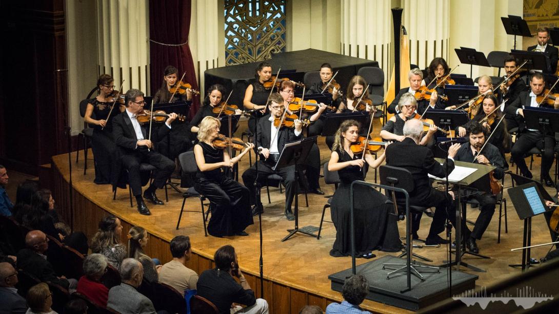 Derűs szerenád, kortárs hangzatok, fantáziavilág  – filharmóniakoncert a tökéletesség jegyében