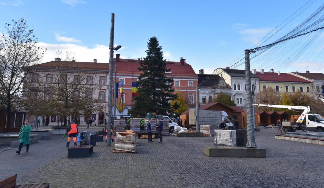 Már áll a karácsonyi fenyő a Főtéren