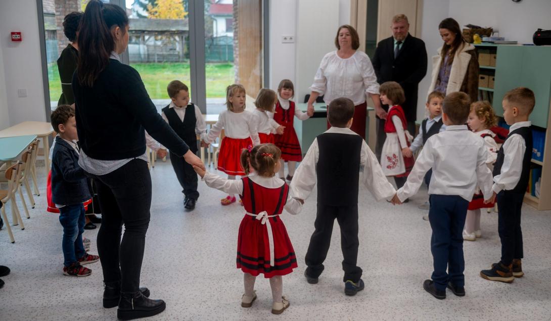 Új óvodát és bölcsődét avattak Aranyosgyéresen